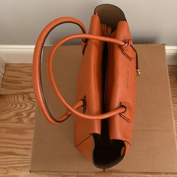 Used-No tag No Box-Michael Kors handbag
Very good condition
Orange, Leather - Picture 7 of 11